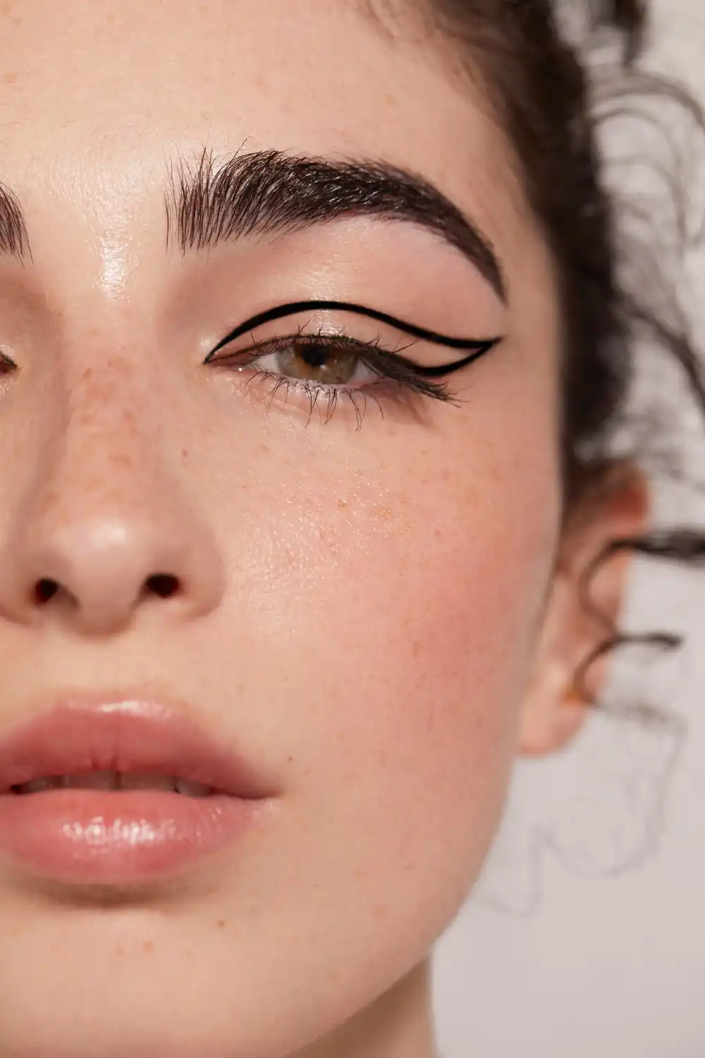 bella-mujer-delineador-ojos-negro