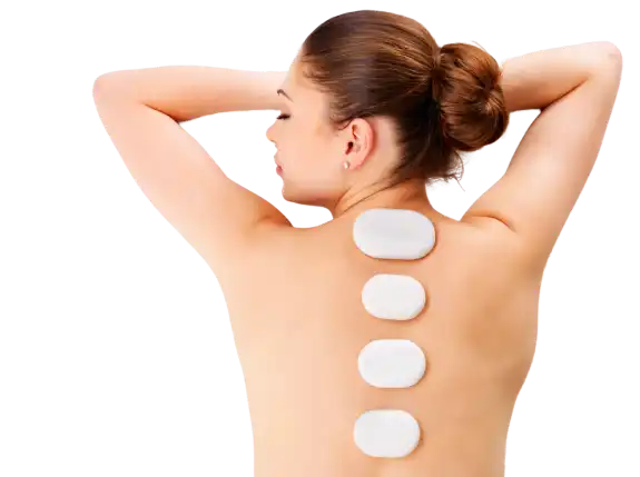 mujer-adulta-relajante-salon-spa-terapia-piedras-calientes-columna-vertebral 1 1