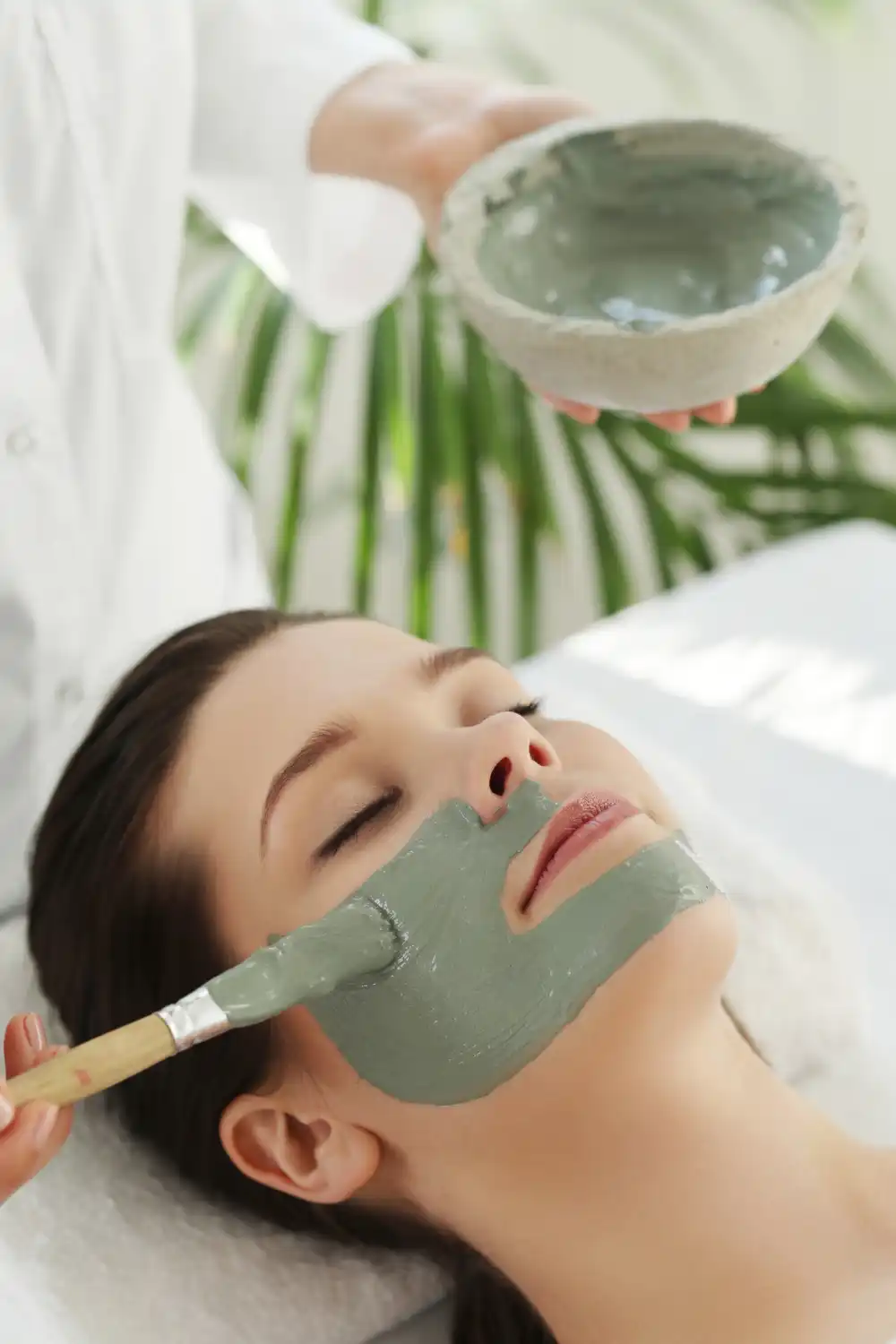 mujer-recibiendo-tratamiento-belleza-cuidado-piel